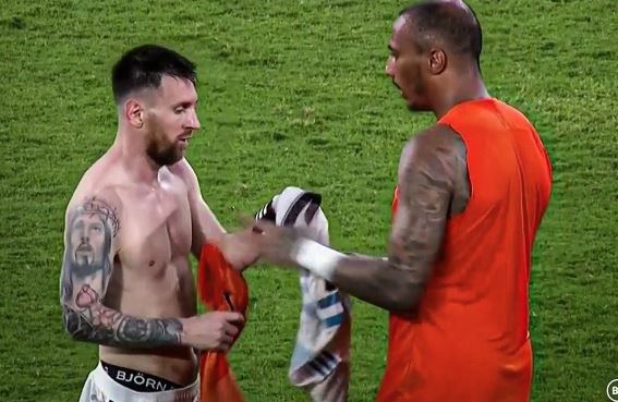 Hanh dong dep cua Messi sau khi lap hat-trick hinh anh