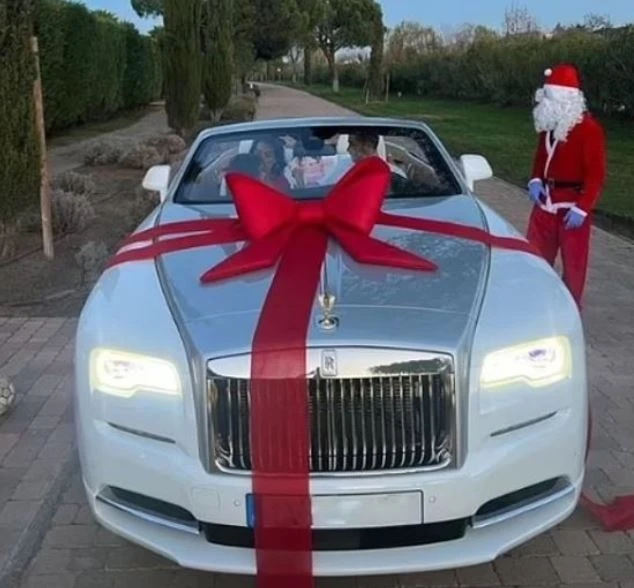 ban gai khong tang Ronado anh 1