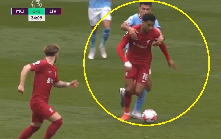 Trong tai gay tranh cai khi khong rut the do cho Rodri hinh anh