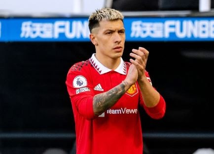 Lisandro Martinez noi gian khi bi thay som hinh anh