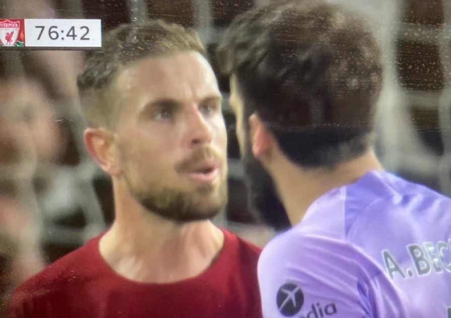 Hai sao Liverpool cai nhau ngay tren san hinh anh