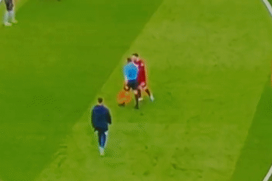 Trong tai bi dieu tra vi giat cui cho vao mat sao Liverpool hinh anh