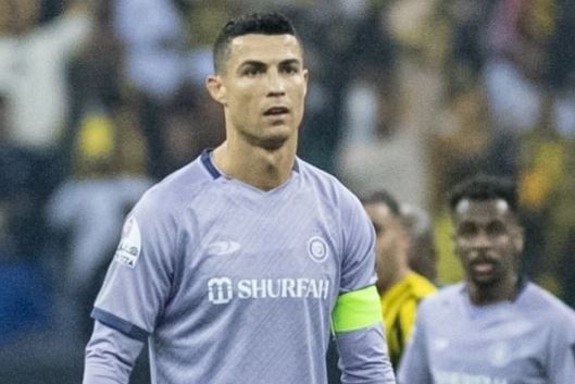 Ronaldo phot lo HLV, bo vao duong ham sau tran hoa hinh anh