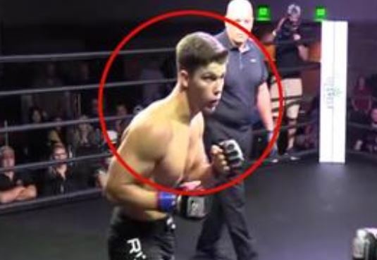 Vo si MMA khien phi cong My thiet mang bang mot cu dam hinh anh