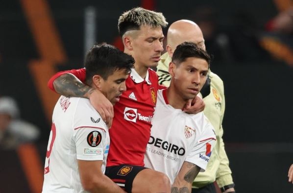 Lisandro Martinez chia tay mua giai 2022/23 hinh anh