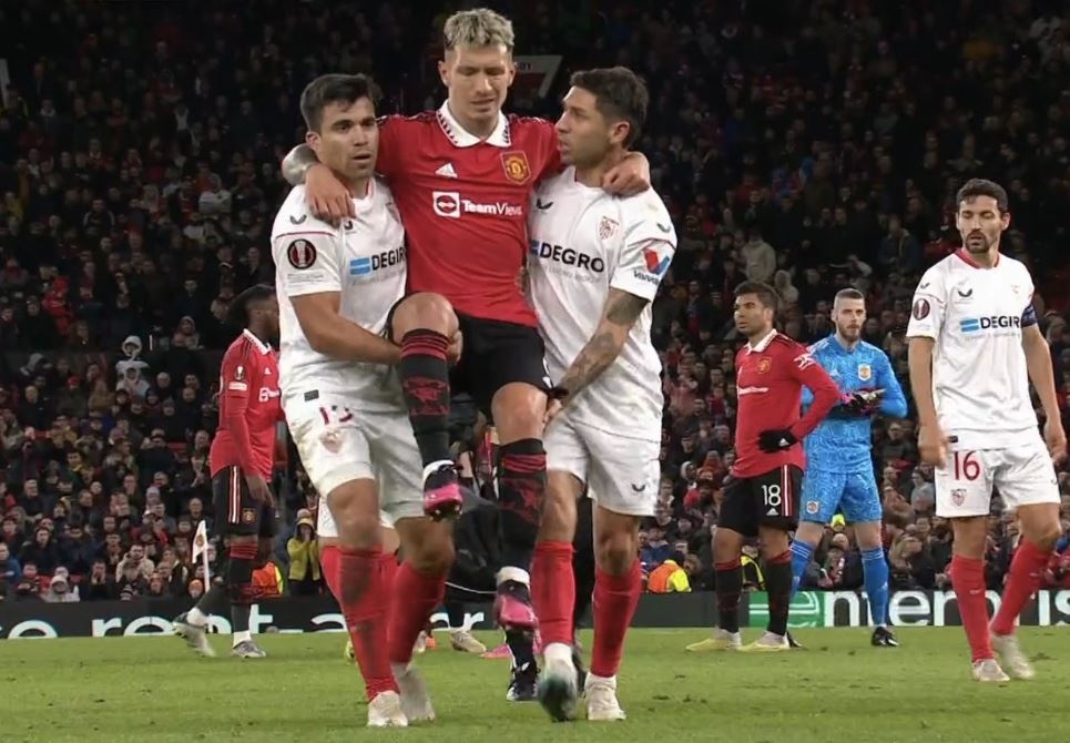 2 cau thu Sevilla khieng Lisandro Martinez roi san hinh anh