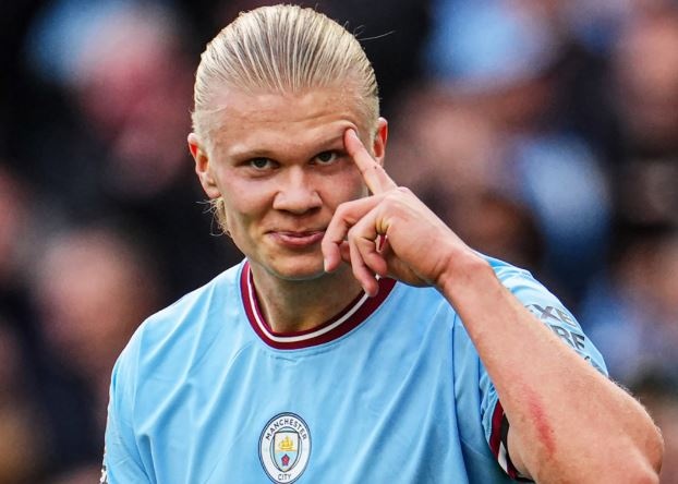 Haaland lap cu dup, Man City chi con kem Arsenal 3 diem hinh anh