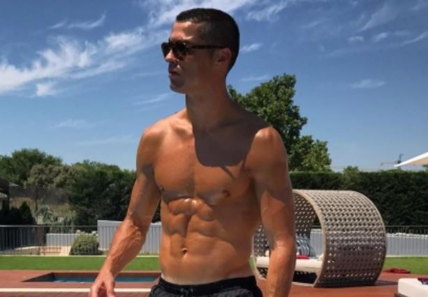 Ronaldo son mong chan mau den hinh anh