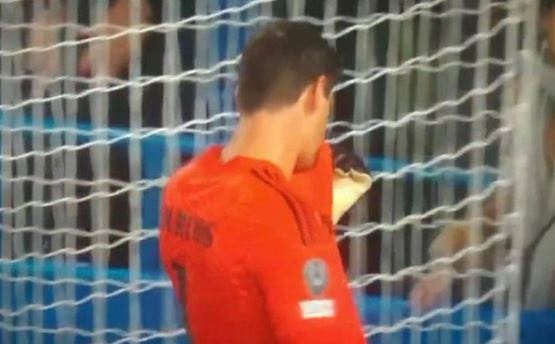 Courtois choc tuc CDV anh 1