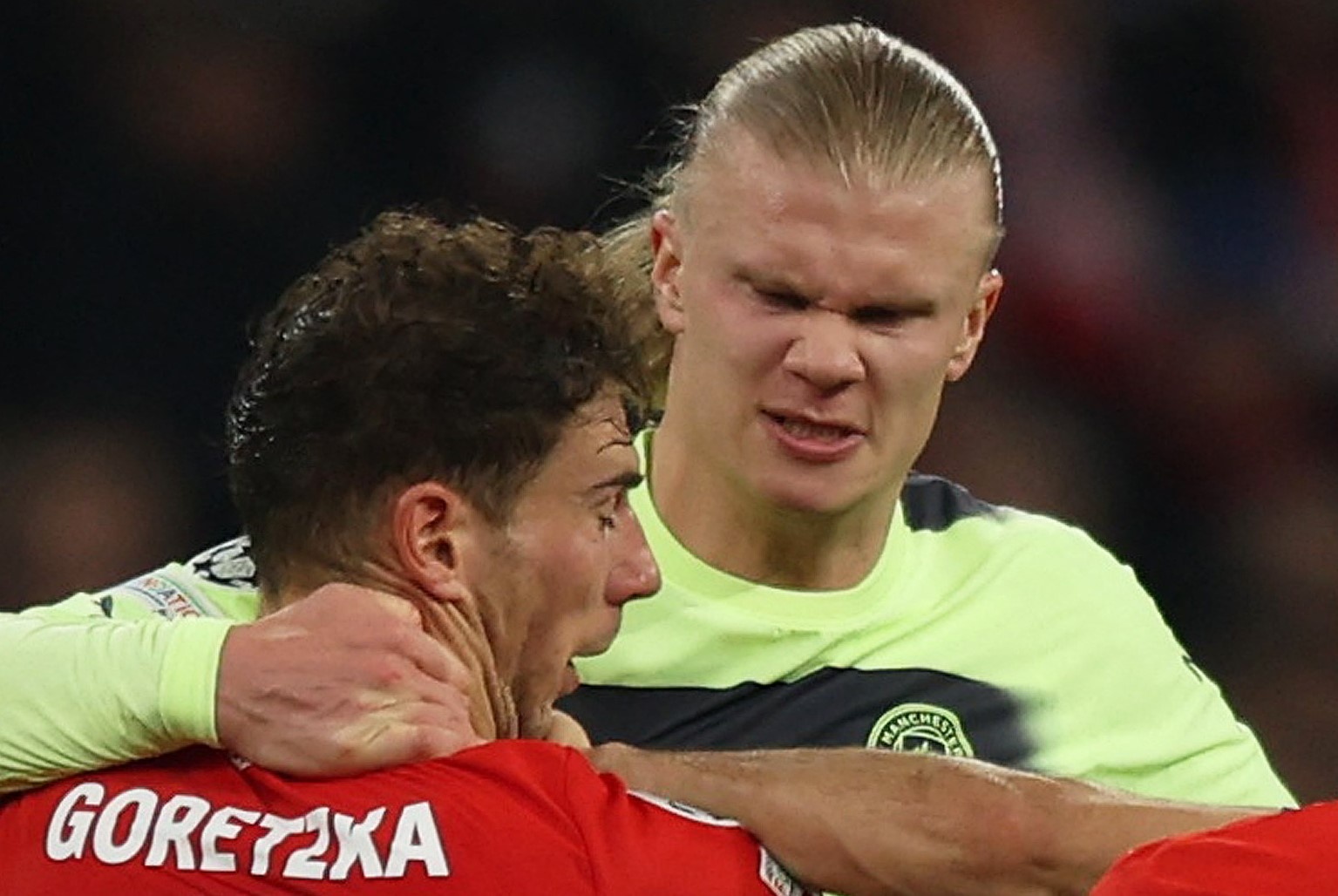 Haaland an mung hut the do cua Upamecano hinh anh