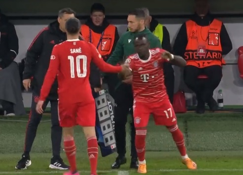 Man bat tay guong gao giua Mane va Sane hinh anh