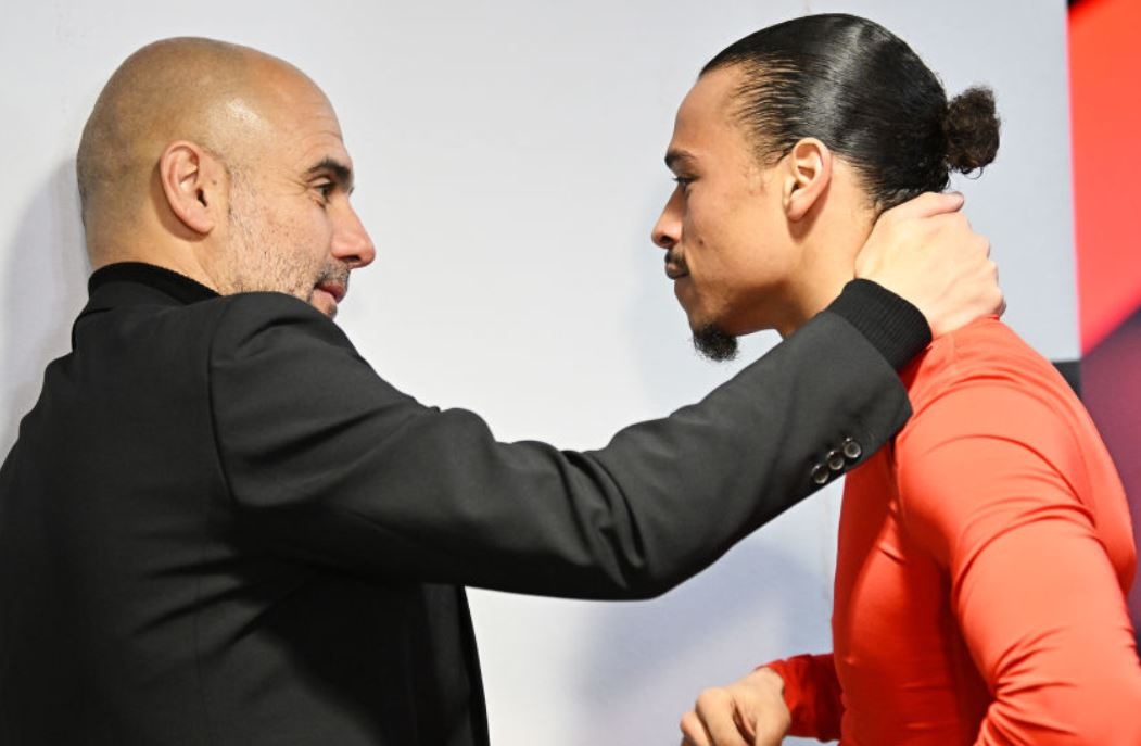 Sane xuc dong khi duoc Pep Guardiola hoi tham hinh anh