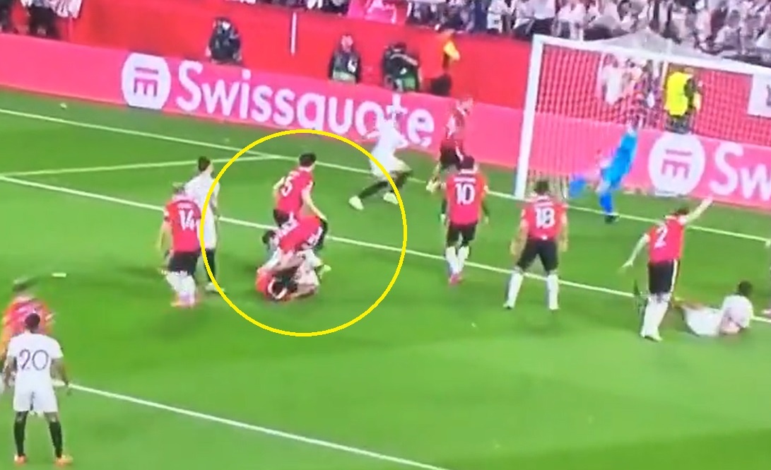 Maguire lam Martial chan thuong anh 1