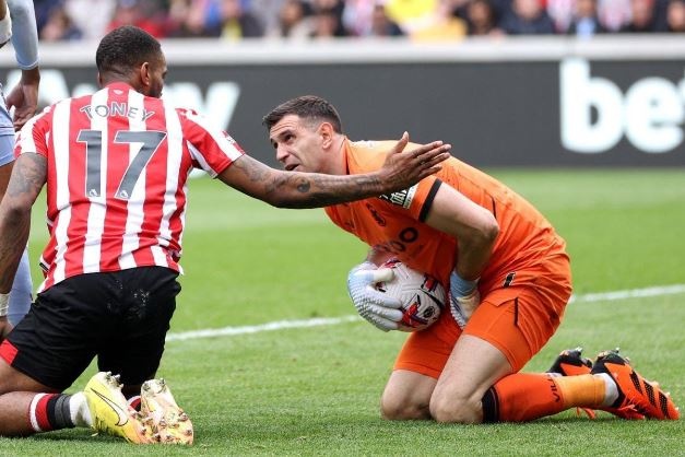 Emiliano Martinez bo do tran dau vi non mua hinh anh