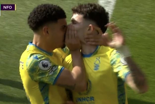 Nu hon gay tranh cai trong tran Liverpool thang Nottingham hinh anh