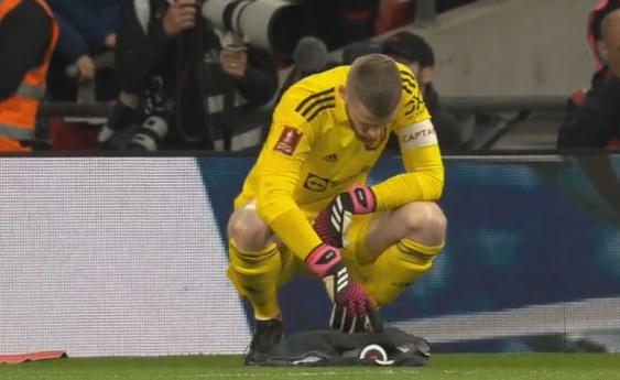 De Gea xem tai lieu nhung khong bat duoc qua luan luu nao hinh anh