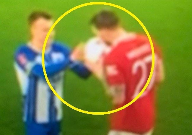 Tieu xao cua Weghorst truoc khi doi thu da hong phat den hinh anh