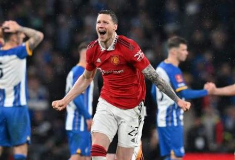 Phan ung trai nguoc cua Weghorst voi dong doi sau khi vao chung ket hinh anh