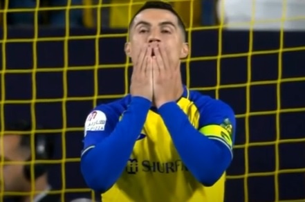 Ronaldo phai thi dau tren mat san xau hinh anh