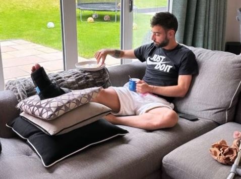 Bruno Fernandes phai chong nang sau ban ket FA Cup hinh anh