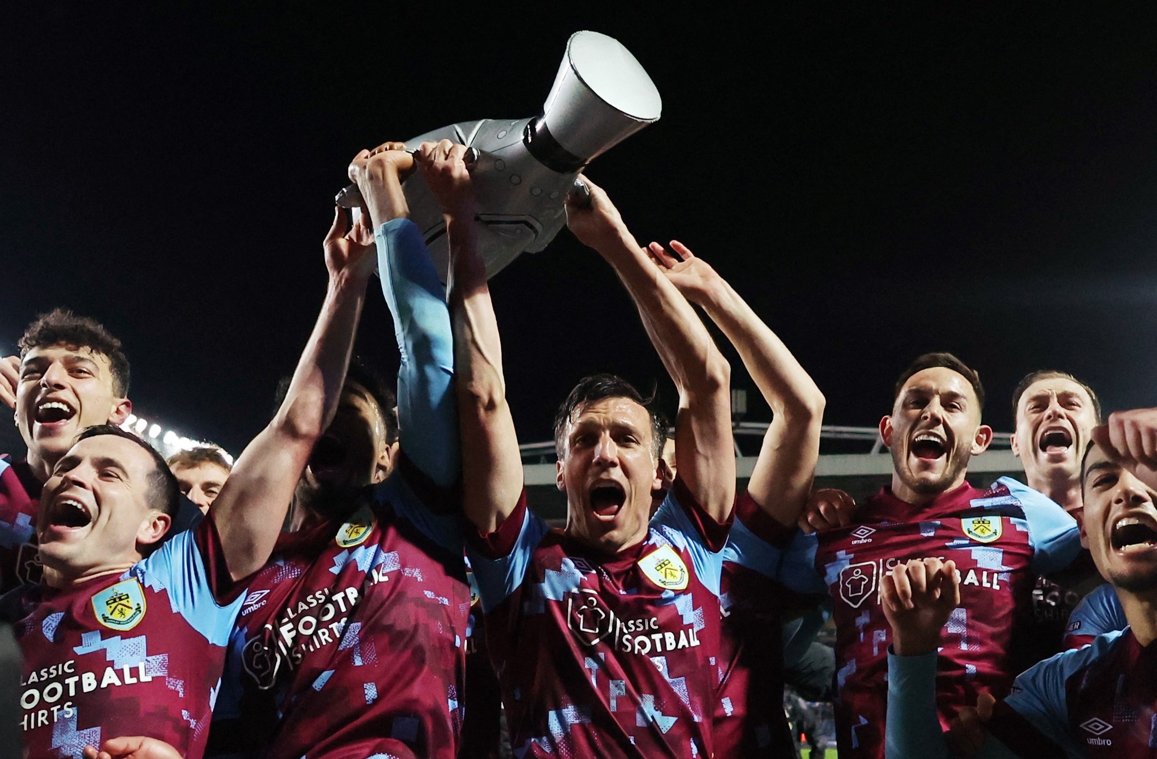 Vincent Kompany gianh danh hieu dau tien trong su nghiep huan luyen hinh anh