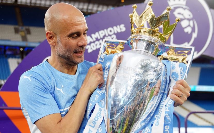 Man City mang cup vo dich ra trung truoc khi nhan chim Arsenal hinh anh