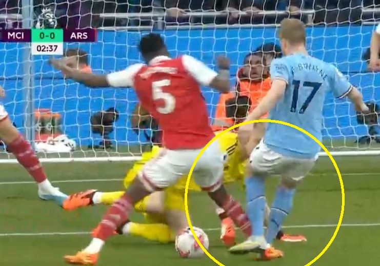 VAR gay tranh cai trong tran thua cua Arsenal hinh anh