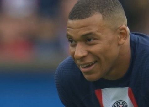 Mbappe an cap trung ga anh 1