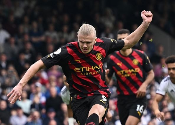 Man City chiem ngoi dau cua Arsenal hinh anh