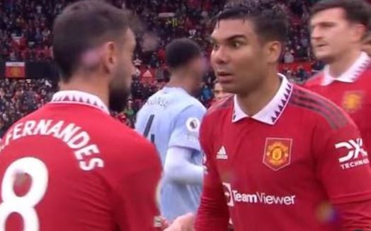 Casemiro lai noi gian voi Bruno Fernandes hinh anh