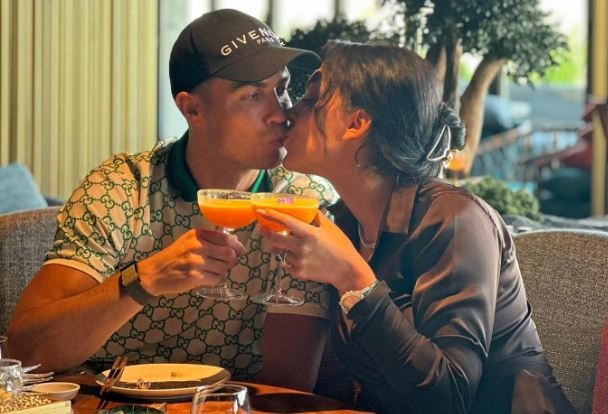 Dong thai cua Ronaldo truoc tin don ran nut voi ban gai hinh anh