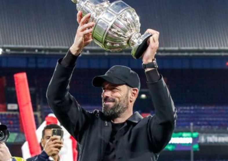 Van Nistelrooy gianh 2 danh hieu o mua giai dau tien lam HLV hinh anh