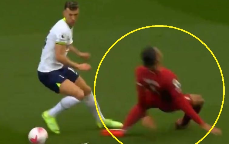 Van Dijk bi che nhao sau pha truot chan hinh anh