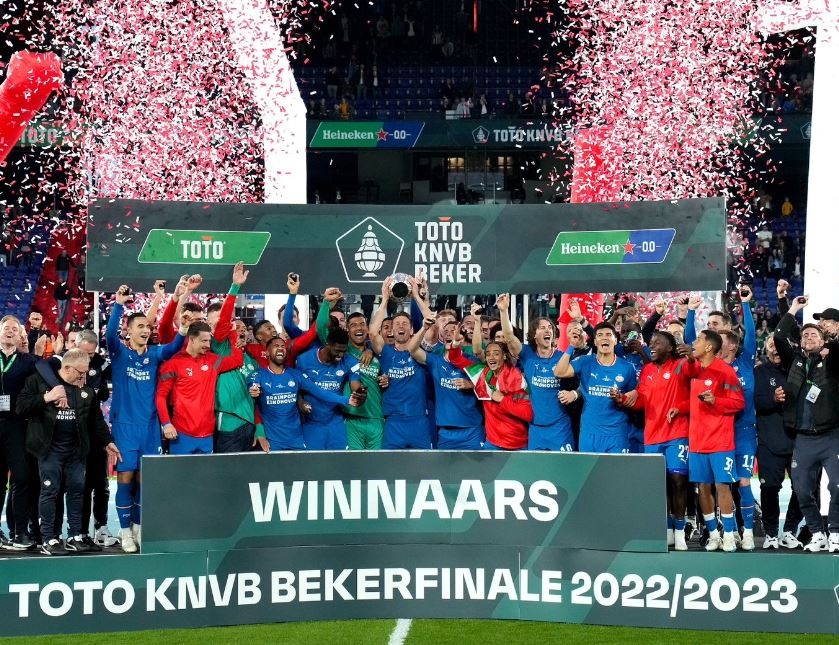 Van Nistelrooy vo dich anh 1