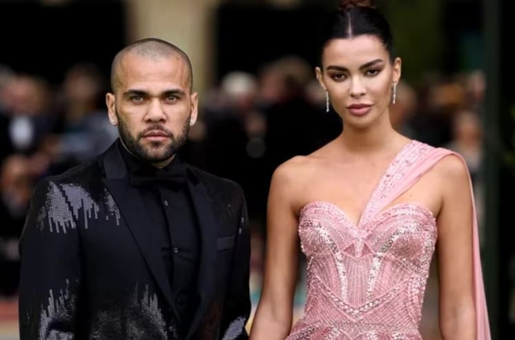 Vo Dani Alves bi gia dinh chong duoi khoi nha hinh anh