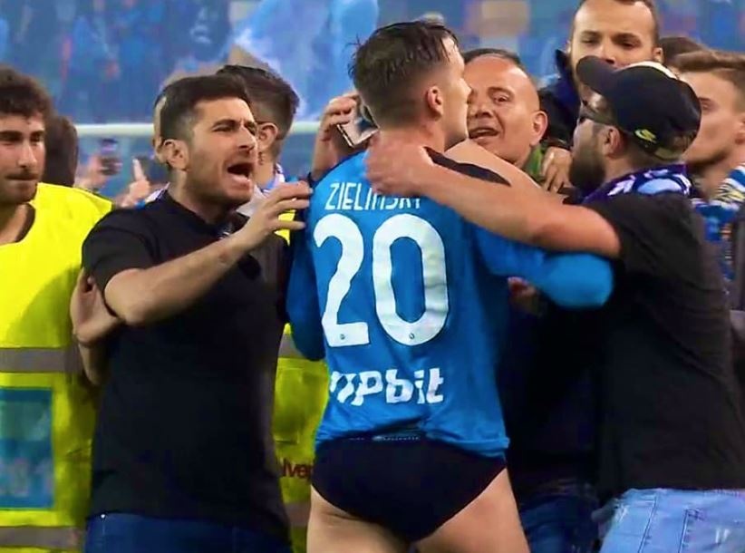 Sao Napoli bi CDV lot quan ao sau khi vo dich hinh anh