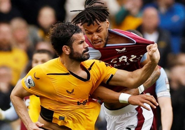 Diego Costa au da voi trung ve cao gan 2 m hinh anh