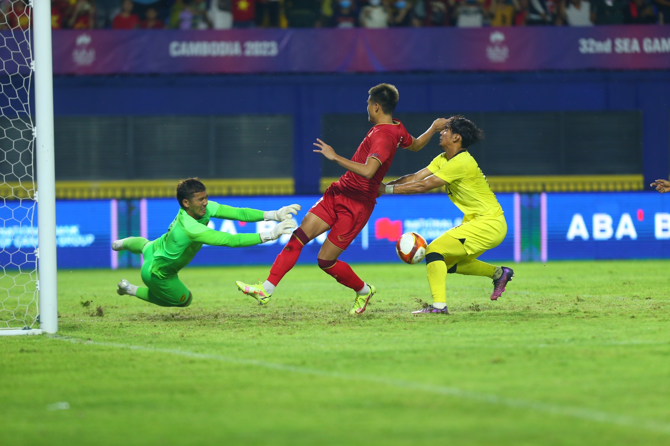 Viet Nam dau Malaysia anh 1