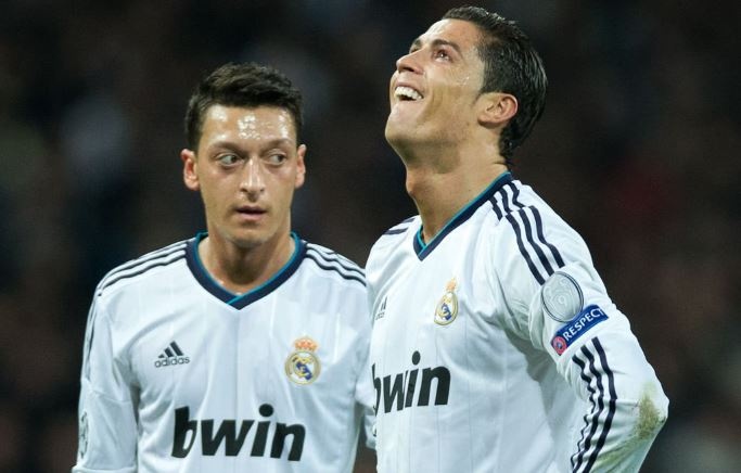 Khen Messi, Ozil bi Ronaldo huy theo doi hinh anh