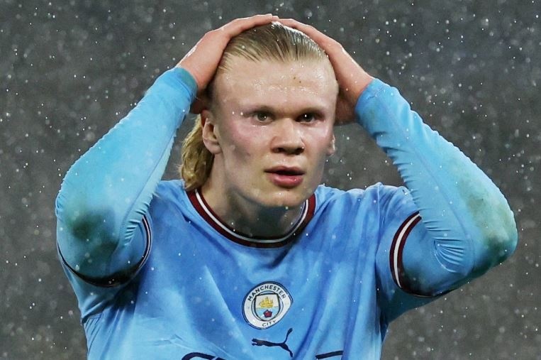 Cha cua Haaland bi truc xuat khoi khan dai VIP san Bernabeu hinh anh