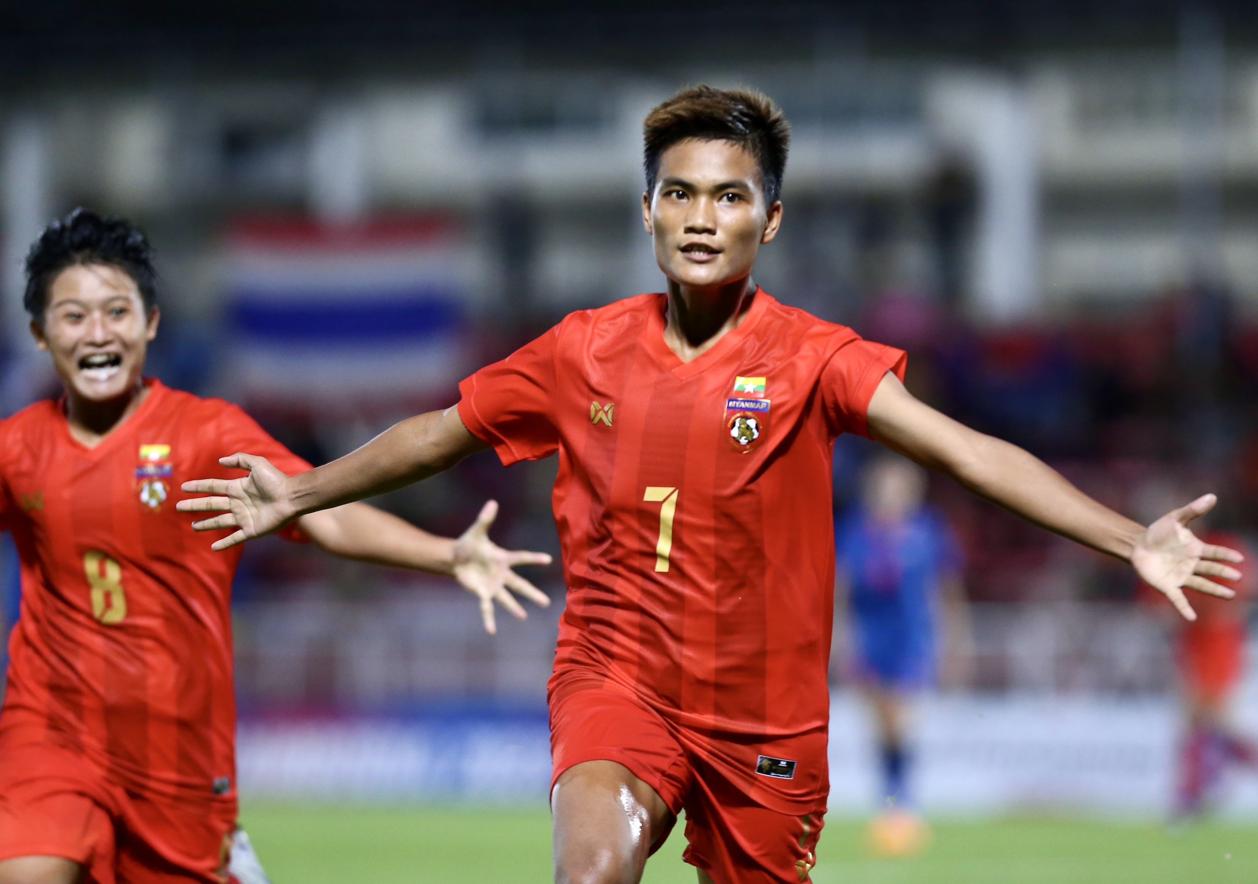 Thua nguoc Myanmar 2-4, tuyen nu Thai Lan bi loai o ban ket SEA Games hinh anh