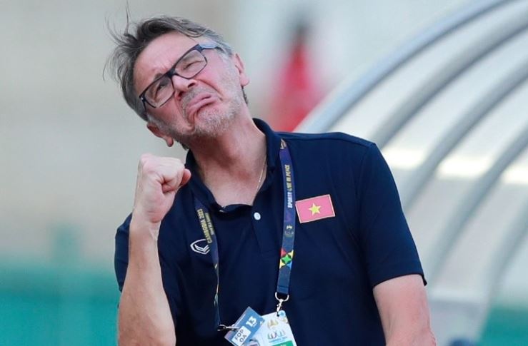 Phan ung cua HLV Troussier sau 2 ban thua tu qua nem bien hinh anh