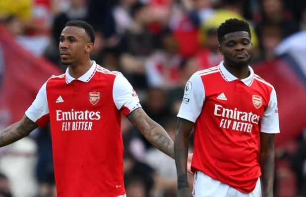 Arsenal bai tran, Man City con cach ngoi vuong 1 chien thang hinh anh