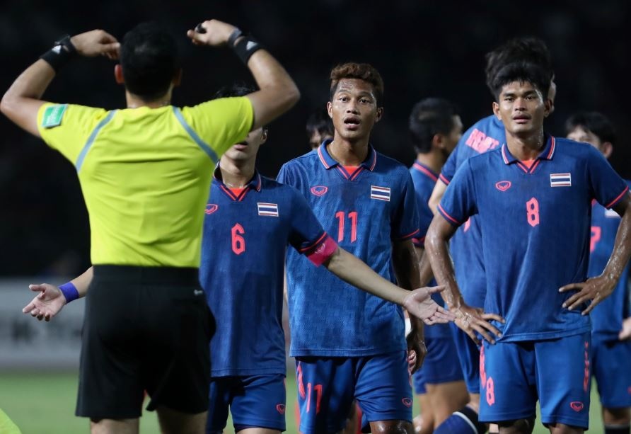 Cau thu Thai Lan vay trong tai sau ban thua thu 2 hinh anh