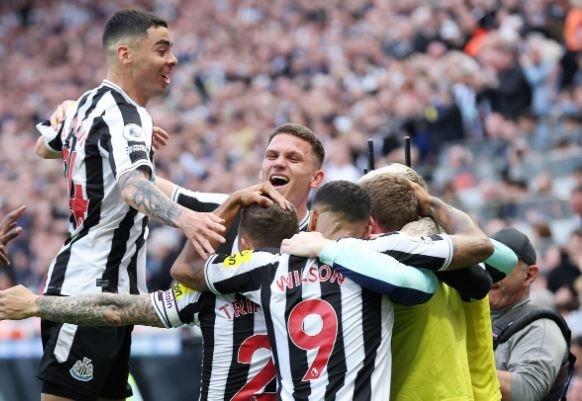 Newcastle cham tay vao ve Champions League sau 20 nam hinh anh