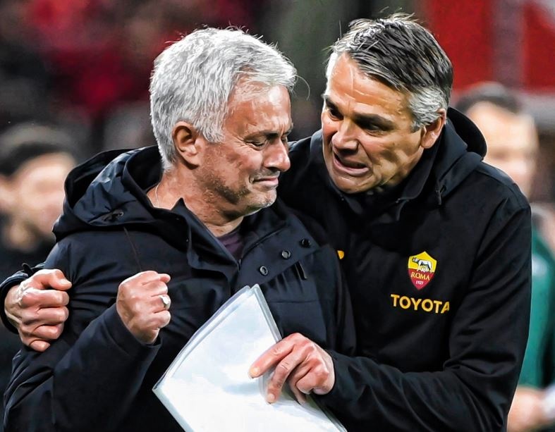 Mourinho khoc trong ngay lam nen lich su cung Roma hinh anh