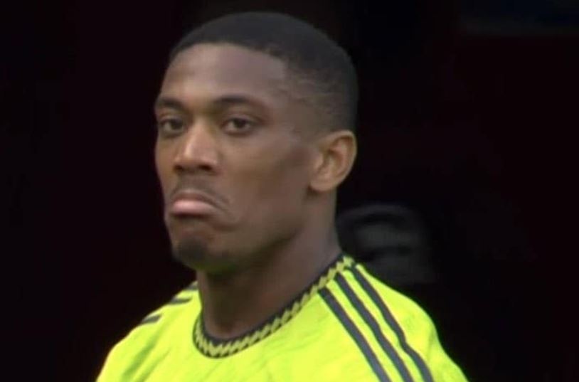 HLV Ten Hag chan chinh Martial hinh anh