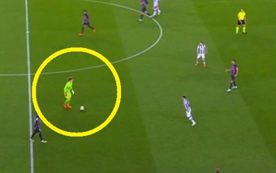 Thu mon Barca len qua vach giua san hinh anh