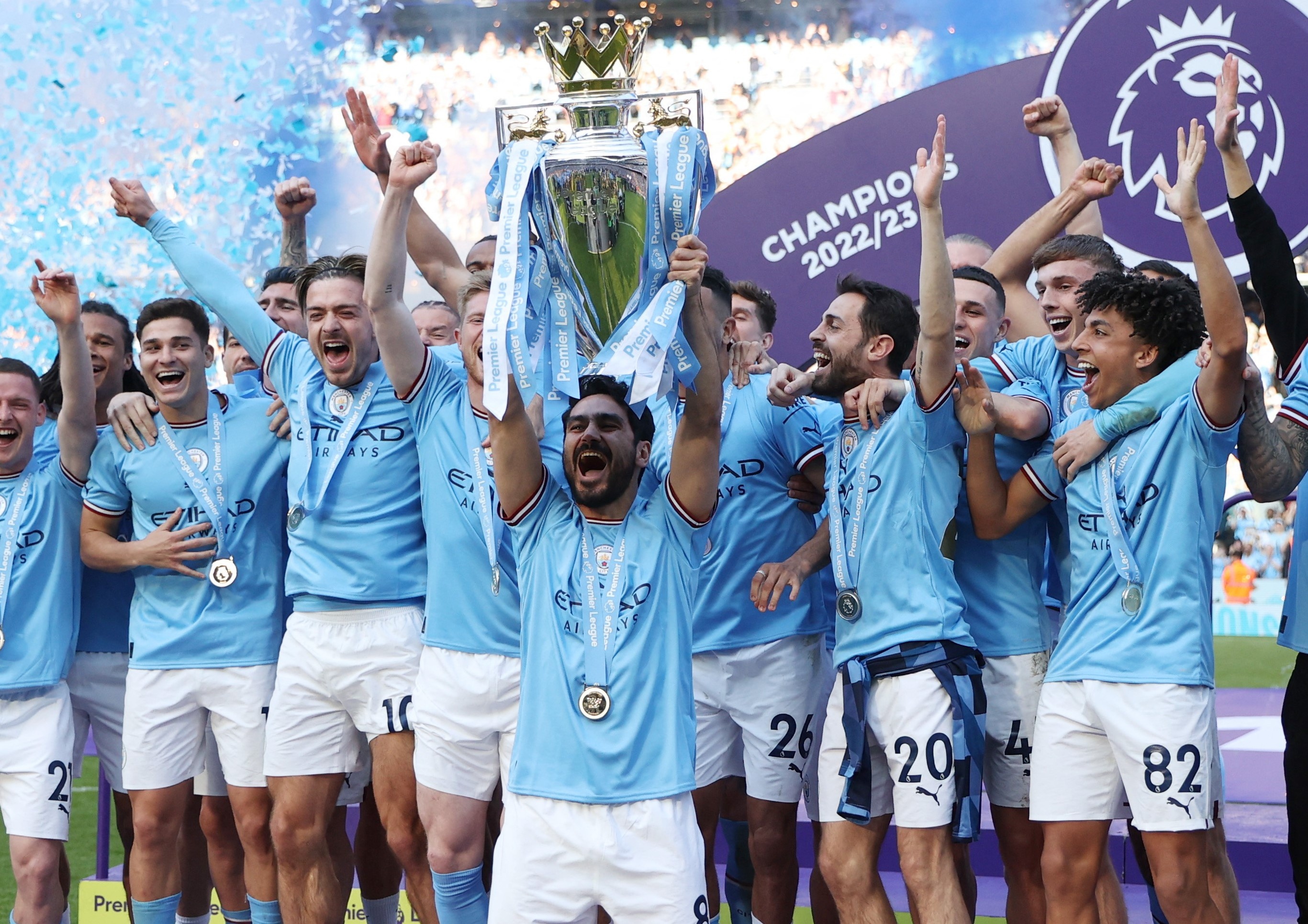 Man City bat luc voi CDV trong ngay nang cup vo dich hinh anh