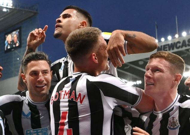 Newcastle tro lai Champions League sau 20 nam hinh anh